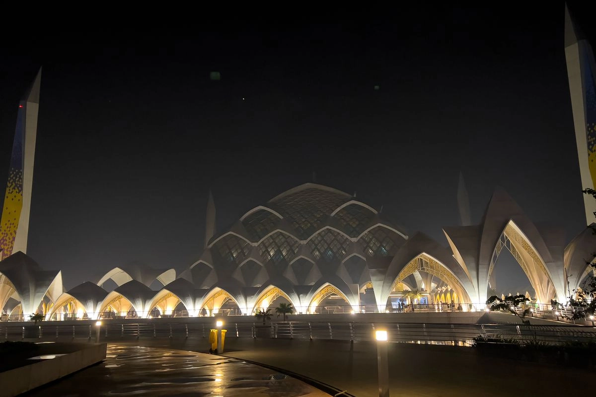 Alur Masuk ke Masjid Al Jabbar, Ikuti agar Sandal Tidak Hilang