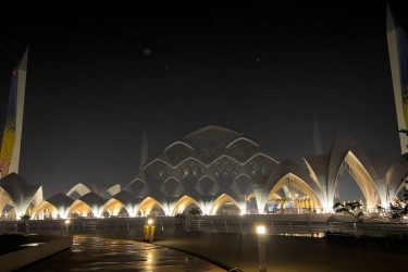 Alur Masuk ke Masjid Al Jabbar, Ikuti agar Sandal Tidak Hilang