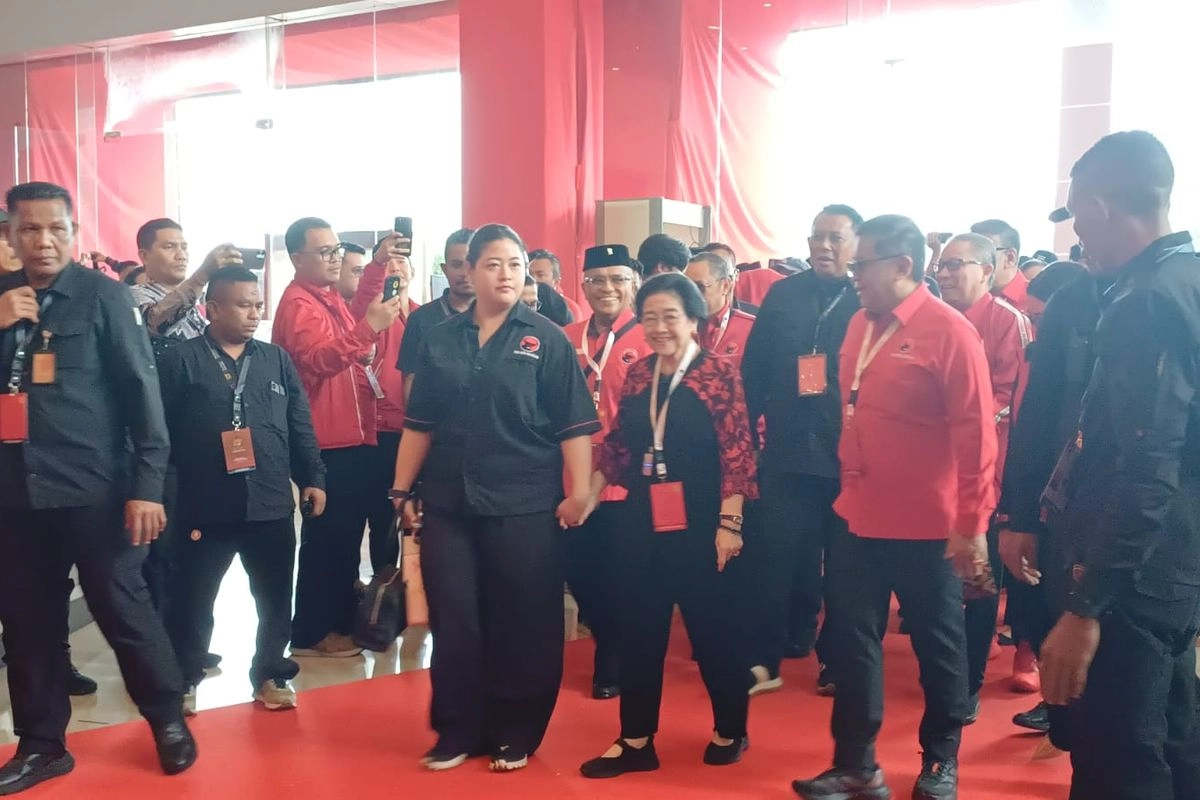 Digandeng Anak Puan Maharani, Megawati Tiba di Lokasi Penutupan Rakernas PDI-P
