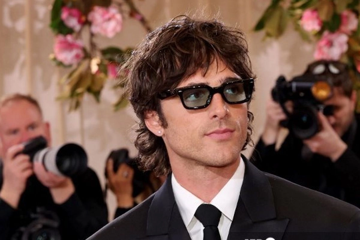 Gaya Klasik Berpadu Modern Jacob Elordi di Golden Globes 2026