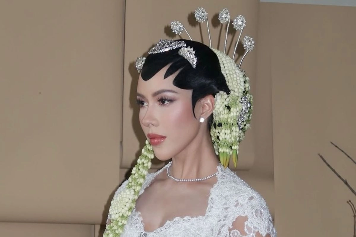 Gaya Patricia Schuldtz dalam Balutan Busana Jawa di Hari Pernikahannya dengan Darma Mangkuluhur