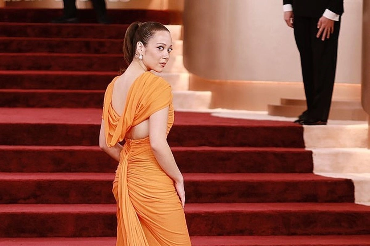 Laufey Tampil Berani dengan Gaun Balenciaga Oranye di Golden Globes 2026, Intip Detailnya