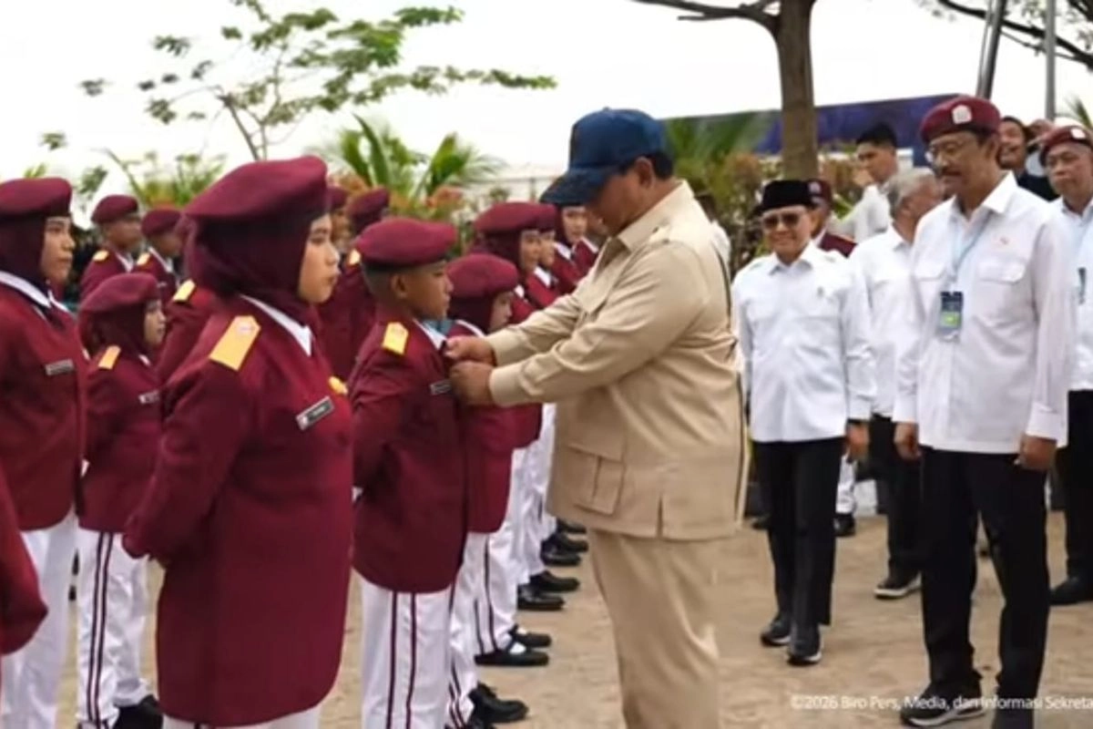 Tiba di Sekolah Rakyat Banjarbaru, Prabowo Disambut Yel-yel hingga Perbaiki Dasi Siswa
