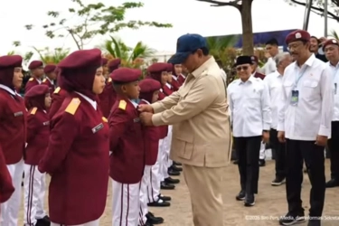 Tiba di Sekolah Rakyat Banjarbaru, Prabowo Disambut Yel-yel hingga Perbaiki Dasi Siswa