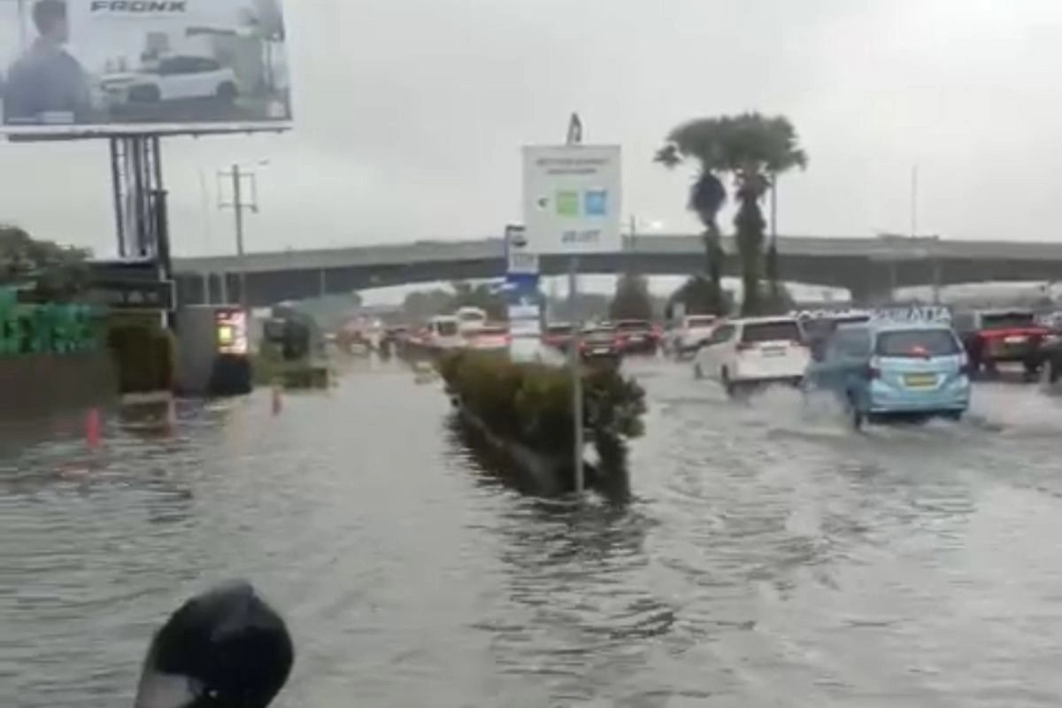 Tol ke Bandara Soekarno-Hatta Banjir, Penumpang Pesawat Diimbau Berangkat Lebih Awal