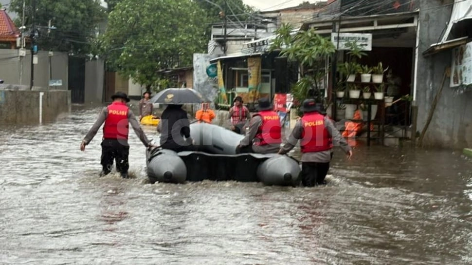 Air Banjir Terus Naik! Polda Metro Jaya Evakuasi Warga di Asrama Pondok Karya