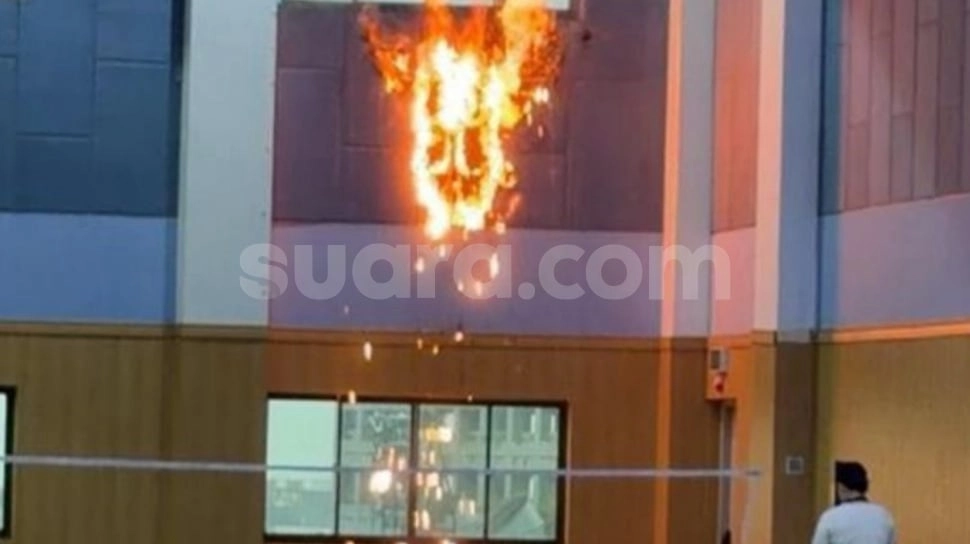 Diduga Disambar Petir, Lantai 5 Tzu Chi School PIK Terbakar: Kerugian Ditaksir Rp200 Juta