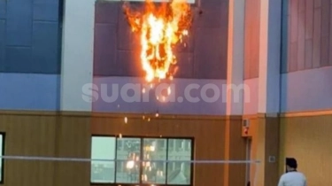 Diduga Disambar Petir, Lantai 5 Tzu Chi School PIK Terbakar: Kerugian Ditaksir Rp200 Juta