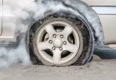 Ban Mobil Pecah saat Melaju? Jangan Panik, Ini 6 Langkah Penting yang Wajib Kamu Lakukan