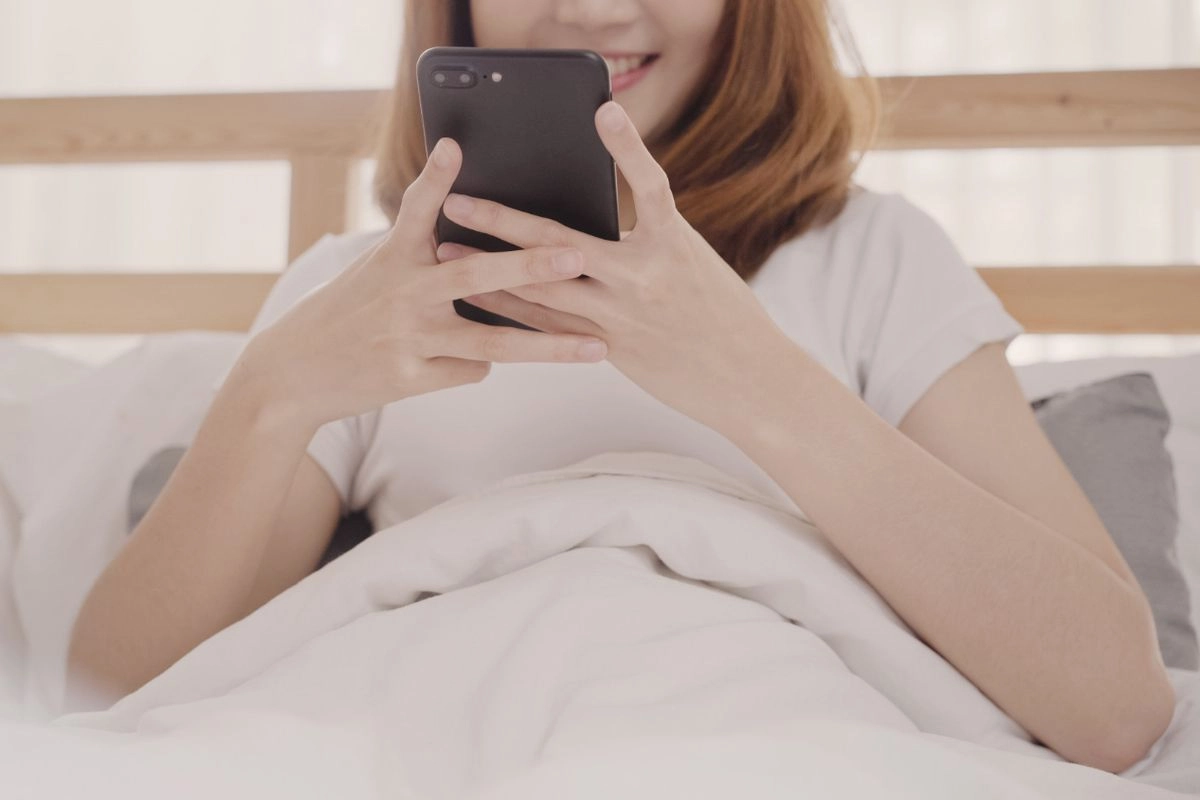 Hobi Menunduk Main HP Bisa Picu Saraf Terjepit, Ini Penjelasan Dokter