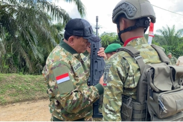 Kala Menhan Cek Senjata Para Serdadu Batalyon Infanteri di Kaltim…