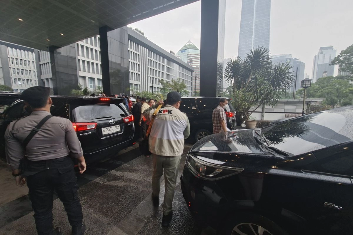 KPK Bawa Koper Usai Geledah Kantor DJP