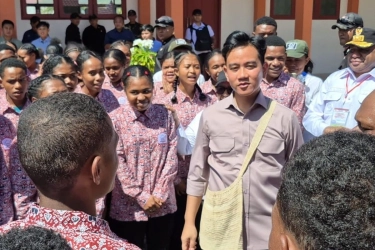 Pakai Noken, Gibran Cek Sekolah Rakyat di Biak Numfor Papua