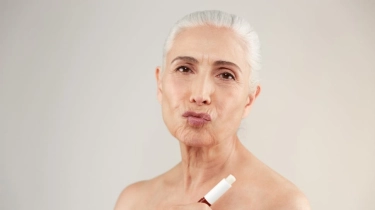 4 Lip Oil untuk Atasi Bibir Kering dan Pecah-Pecah, Aman untuk Lansia