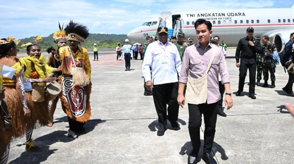 Gaya Gibran Saat Kunker ke Papua: Kalungkan Noken dan Disambut Tari Tifa di Biak
