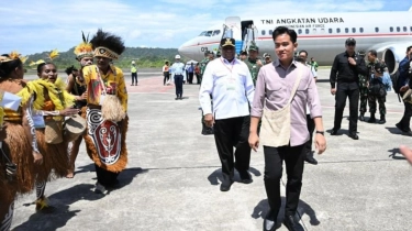 Gaya Gibran Saat Kunker ke Papua: Kalungkan Noken dan Disambut Tari Tifa di Biak