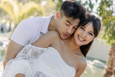 7 Style Maternity Shoot Aurelie Moeremans, Serba Putih dan Romantis dengan Suami
