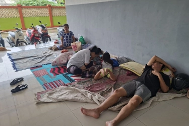 Derita Pengungsi Banjir Tegal Alur: Tidur Kedinginan di Lorong dan Kelaparan