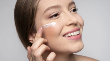 4 Rekomendasi Moisturizer Lotion yang Ringan untuk Mengunci Kelembapan Kulit