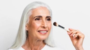 Bedak Apa yang Cocok untuk Usia 50 Tahun ke Atas? Ini 5 Rekomendasi Terbaik