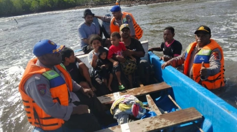 Cuaca Buruk Sebabkan Perahu Terbalik di Perairan Saireri, Sembilan Penumpang Dievakuasi