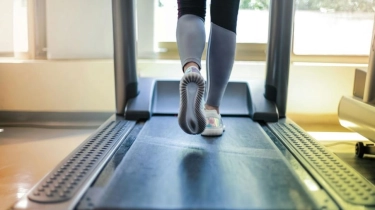 Jalan di Treadmill Sebaiknya Pakai Sepatu Apa? Jangan Salah Pilih, Ini Penjelasannya