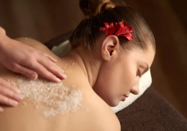 5 Scrub Alami untuk Mengatasi Jerawat di Badan, Dijamin Mudah dan Murah