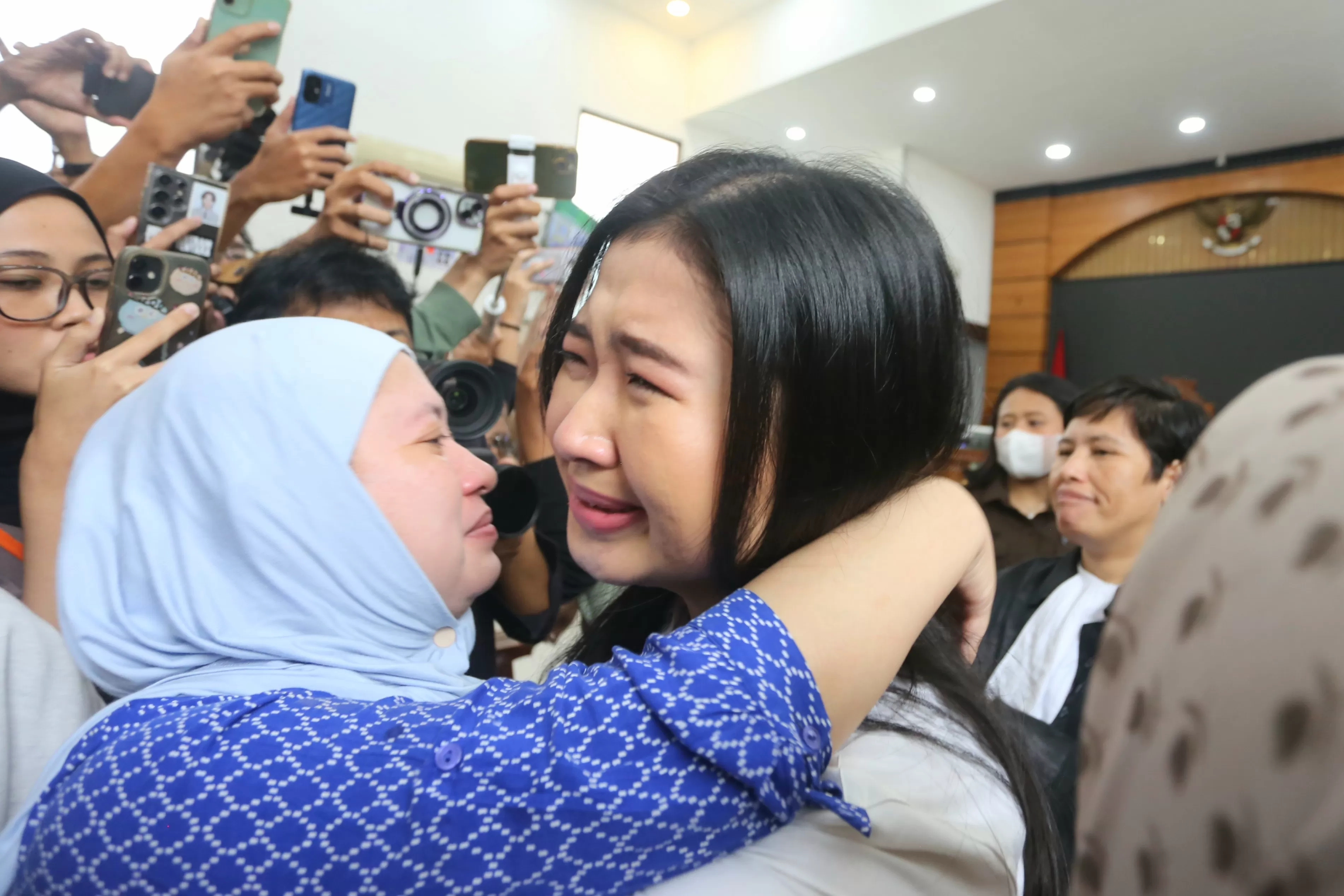 Laras Faizati Resmi Bebas Dari Rutan Pondok Bambu! Pakai Kaos 'Kritik Bukan Kriminal' dan Siap Lanjut Suarakan Isu HAM