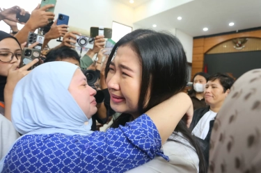 Laras Faizati Resmi Bebas Dari Rutan Pondok Bambu! Pakai Kaos 'Kritik Bukan Kriminal' dan Siap Lanjut Suarakan Isu HAM