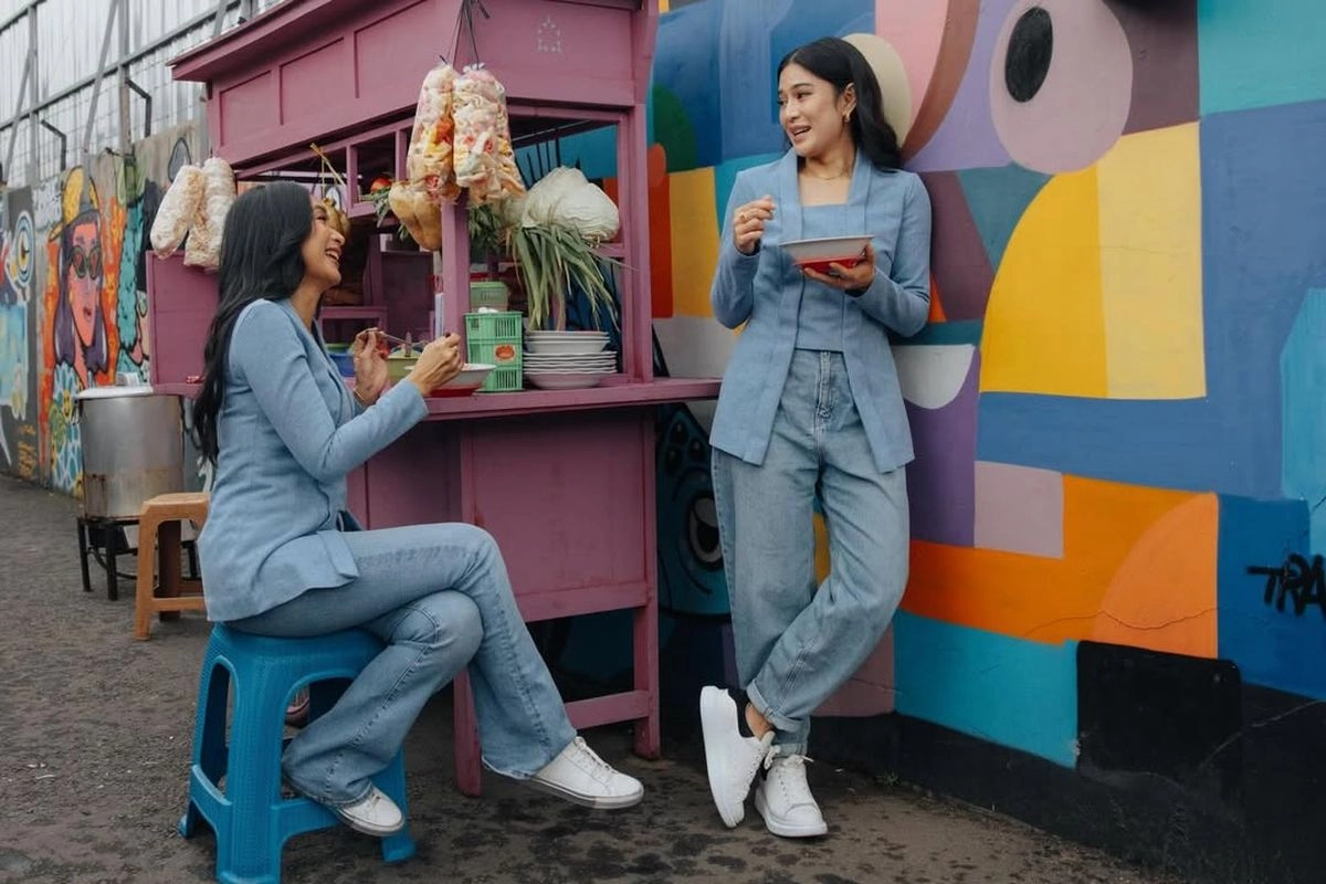 5 Gaya OOTD Happy Salma dan Dian Sastro Saat Makan Soto, Kembaran Pakai Kutu Baru