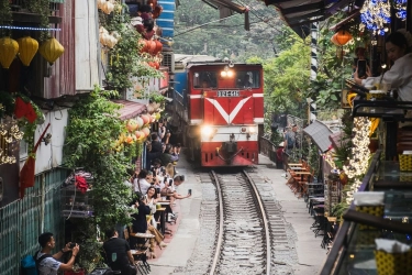 Ikon Wisata Hanoi Terancam Berubah, Kereta Tak Lagi Lewati Railway Cafe Street