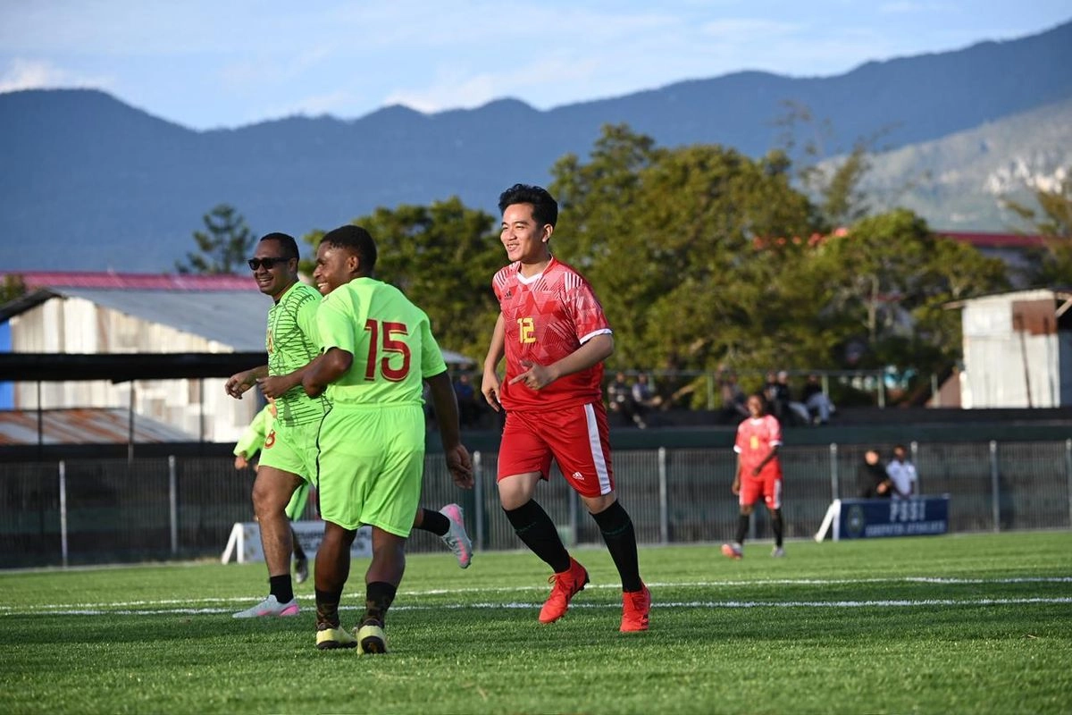 Ketika Sepak Bola Menjadi Jembatan Gibran Rangkul Anak Muda Papua...