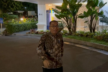 Malam-malam, Mendikti Naik Motor Patwal Temui Prabowo ke Istana