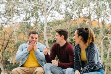 Nggak Kenal Sungkan, Ini 5 Zodiak yang Cepat Akrab dengan Orang Asing