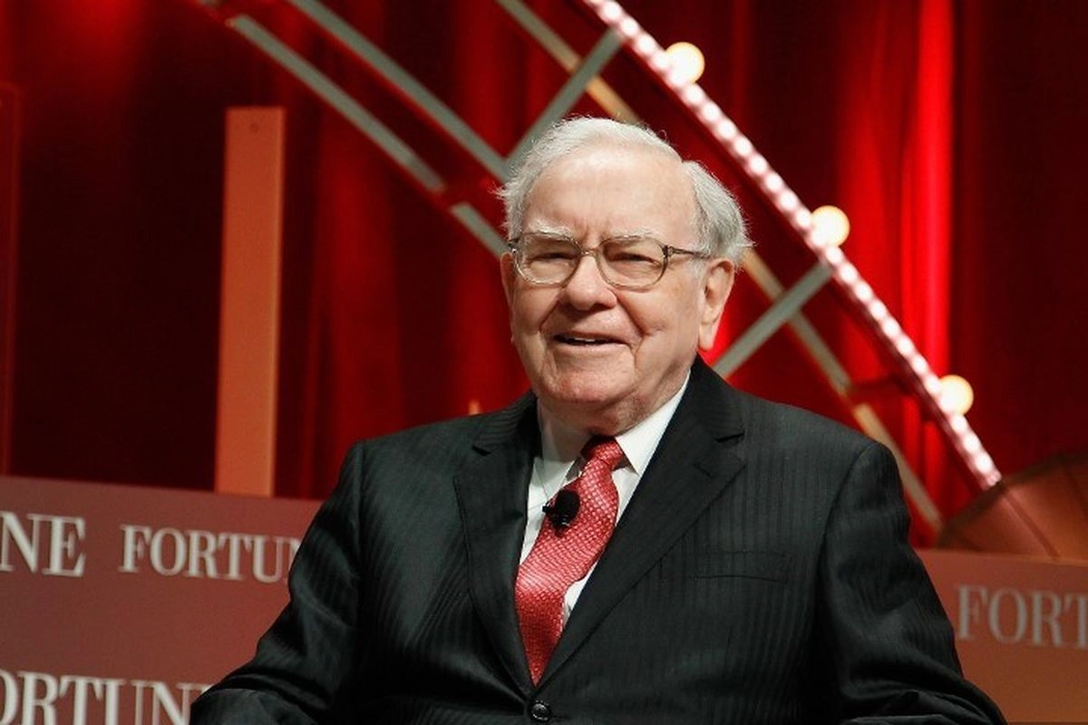 Warren Buffett Bandingkan Risiko AI dengan Senjata Nuklir