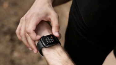 5 Smartwatch Waterproof yang Aman Dipakai Saat Kehujanan dan Berenang