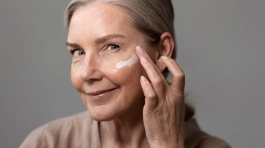 5 Sunscreen untuk Hilangkan Flek Hitam Usia 50 Tahun ke Atas