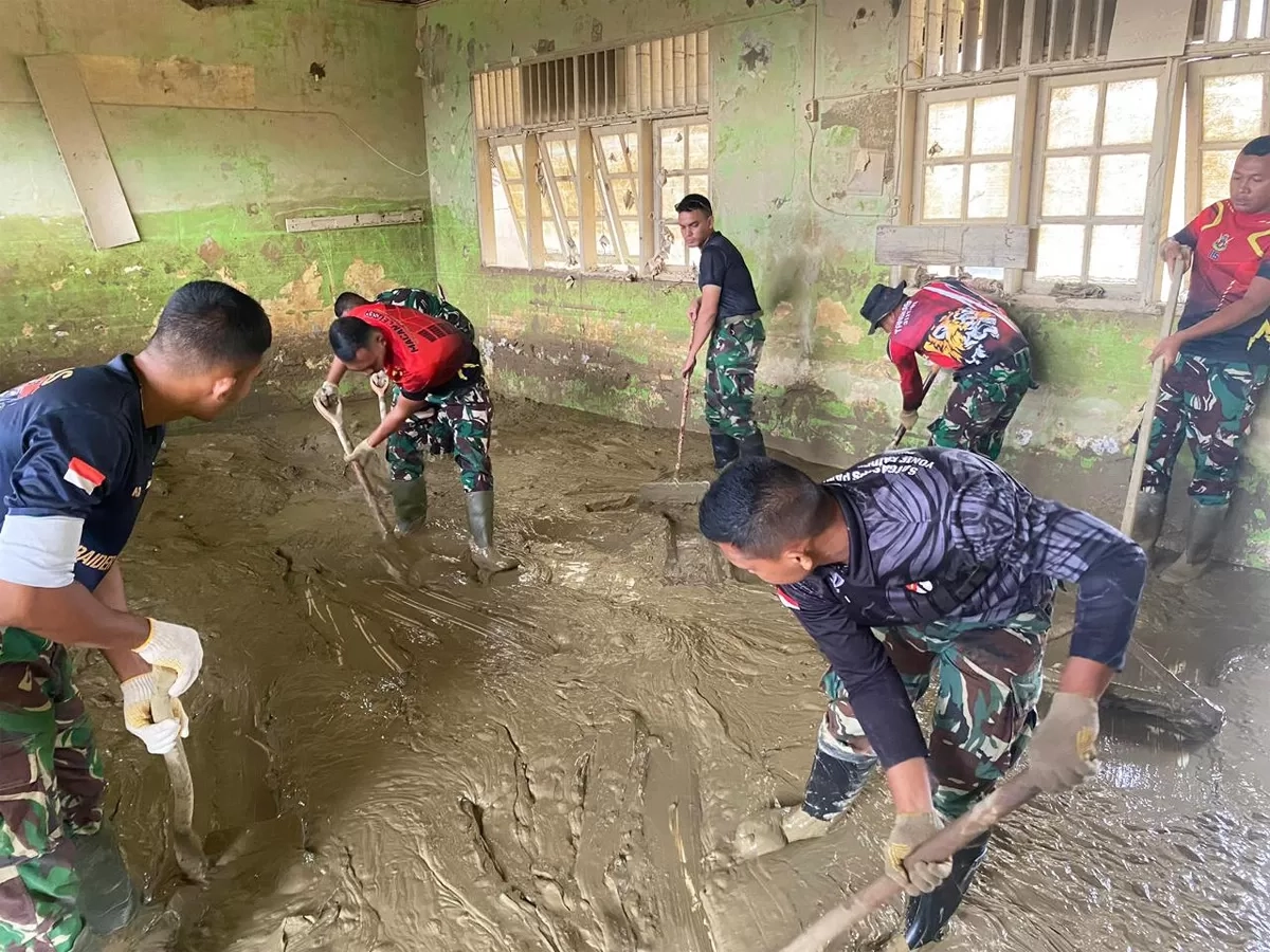 Pasukan TNI Berjibaku Bersihkan Lumpur Tebal di Sekolah-sekolah Aceh Tamiang