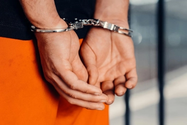 Bolehkah Aparat Pajang Tersangka ke Publik Menurut KUHAP Baru?