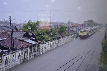Terdampak Banjir Pantura, 145 Penumpang KA Ciremai Dialihkan ke KA Harina