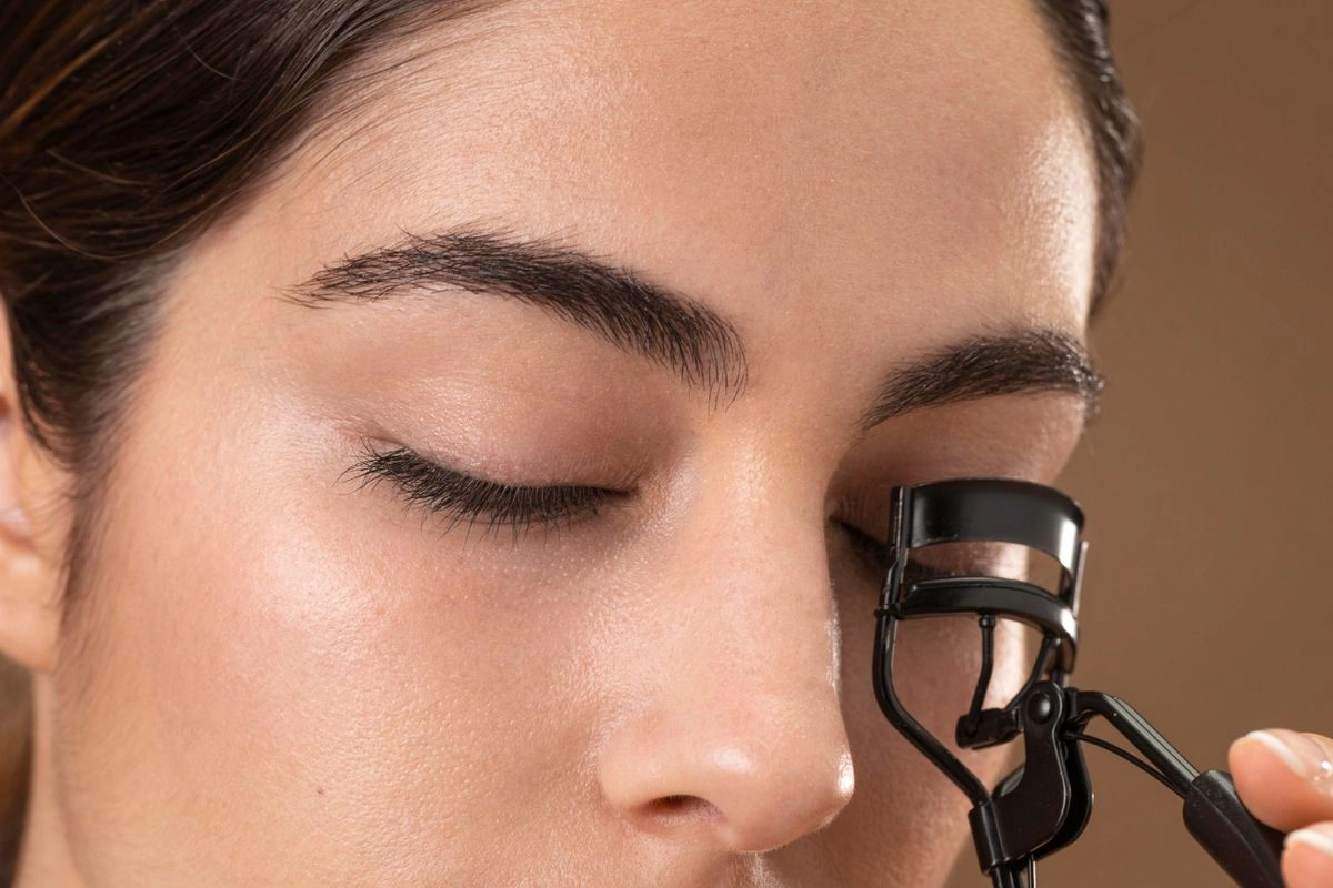 Kenapa Bulu Mata Rontok Lebih Banyak? Ini 5 Penyebabnya Menurut Dokter Kulit