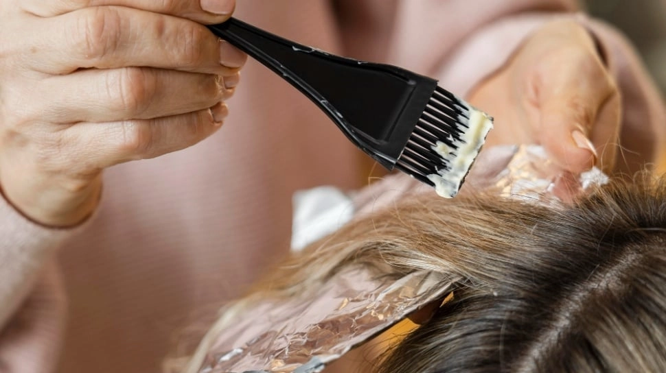 4 Warna Cat Rambut yang Paling Cocok untuk Samarkan Uban Tanpa Terlihat Tua