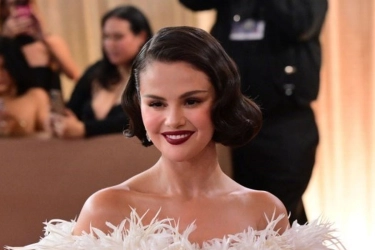 Selena Gomez Selfie Tanpa Makeup Usai Tampil Glamor di Golden Globes 2026