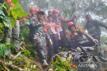 Tim SAR Bertahan di Bukit Bulusaraung dalam Pencarian Pesawat ATR 42-500