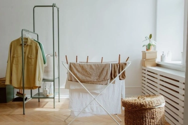 6 Tips Mengeringkan Pakaian di Dalam Rumah Saat Hujan