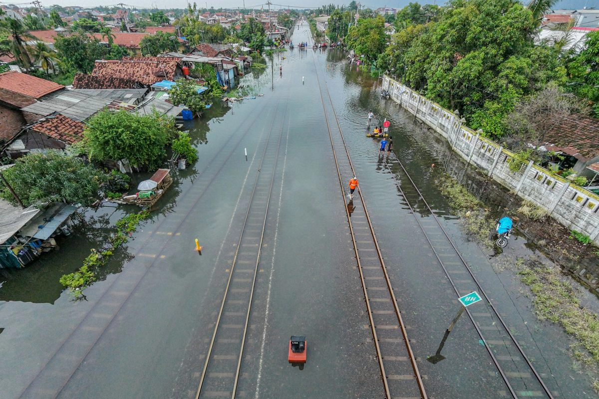Banjir Rendam Rel Pekalongan, KAI Ajukan Rekayasa Cuaca