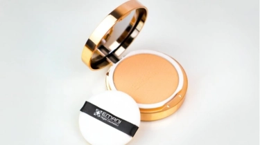 5 Bedak Padat yang Bantu Samarkan Garis Halus untuk Usia 40 Tahun ke Atas