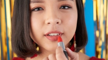 5 Lipstik Ringan Warna Cerah untuk Harian yang Tahan Lama