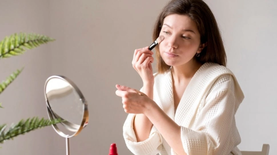 5 Rekomendasi Foundation Ringan yang Tidak Bikin Wajah Terlihat Tua dan Cakey