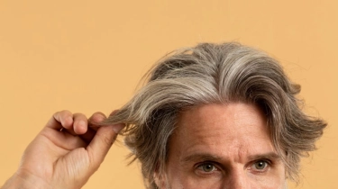 Apakah Mencabut Uban Berdosa? Rekomendasi 5 Sampo Kemiri Penghitam Rambut Halal